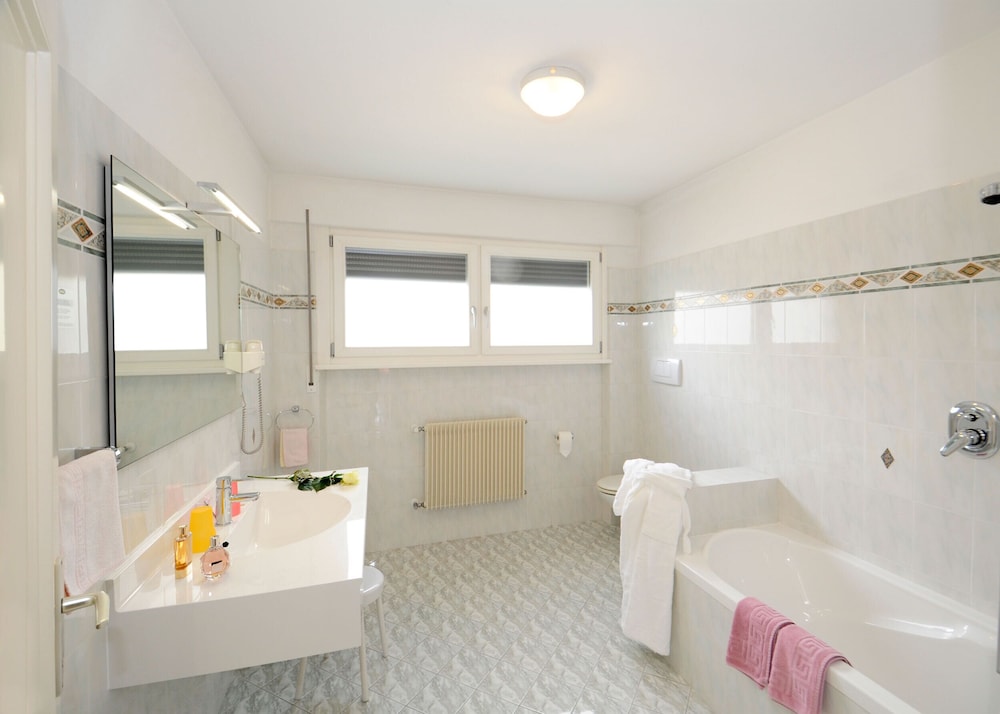 Double Room, 1 King Bed, Non Smoking, Garden View photo 3