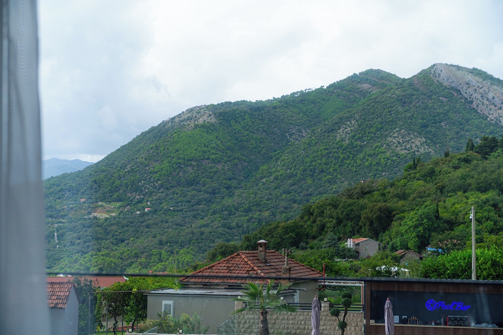 Premium Apartment, 3 Bedrooms, Balcony photo 2