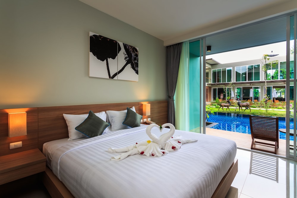Deluxe Room, Pool Access