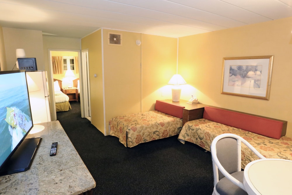 Deluxe Suite, 1 Bedroom, Refrigerator & Microwave, Pool View photo 1