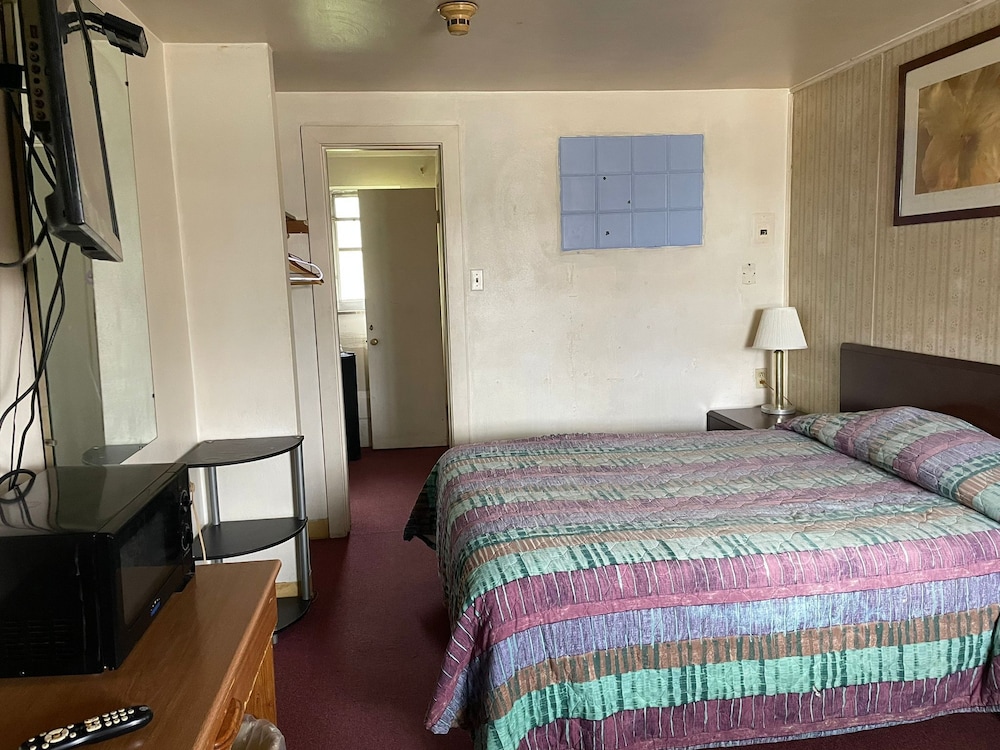Room, 1 Queen Bed, Smoking photo 1