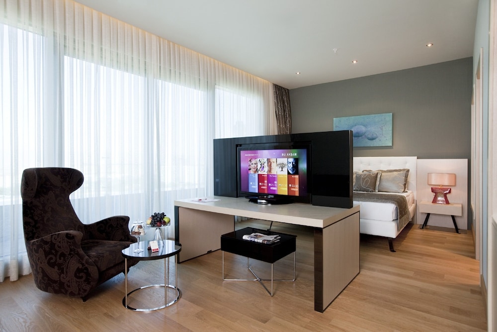 Suite, 1 King Bed, Non Smoking, Terrace - Photo 6
