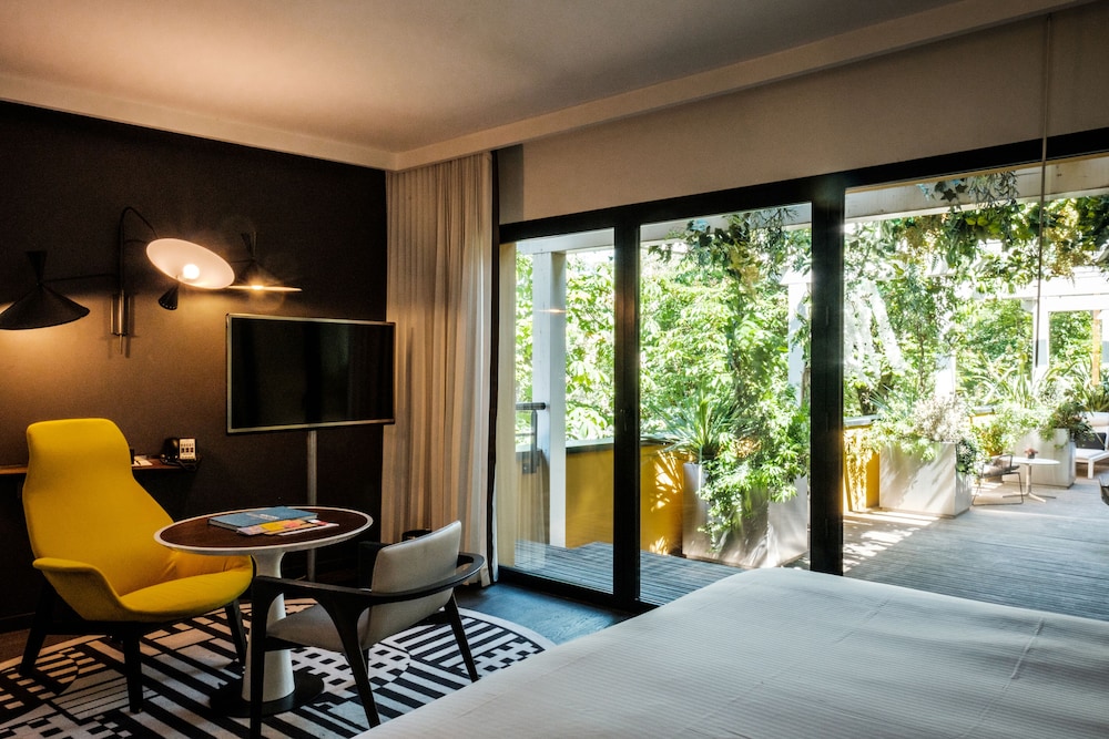 Executive Room, 1 Queen Bed (private outdoor terrace. Paris view) photo 3