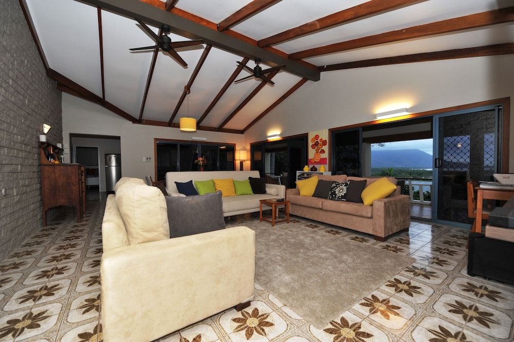 House, 3 Bedrooms photo 2