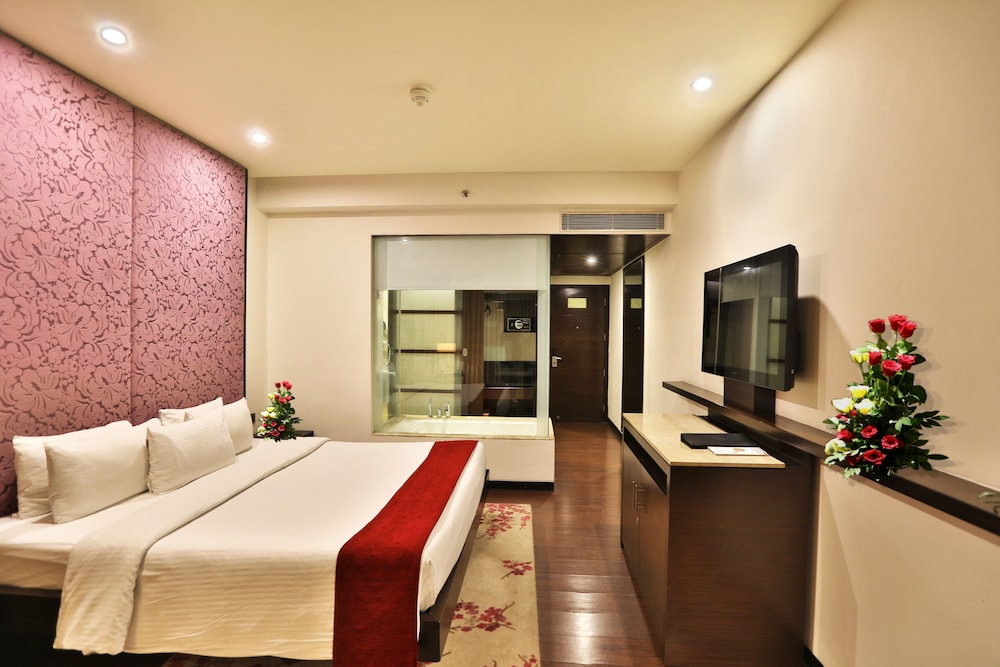 Deluxe King Bed with Bath Tub - Photo 2