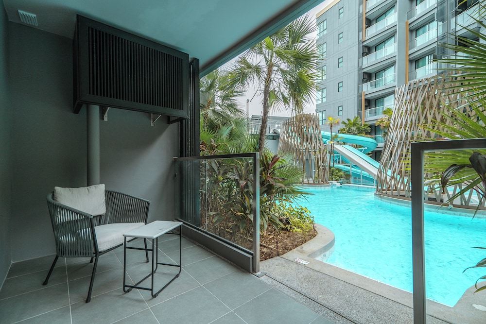 Deluxe Room, 1 Double Bed, Pool Access - Photo 2
