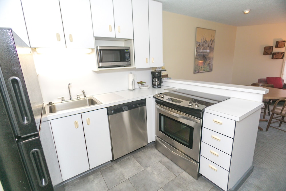 Signature Room, 1 King Bed with Sofa bed, Kitchen, Pool View (1 Bedroom Unit- 110- Pet Friendly) - Photo 5