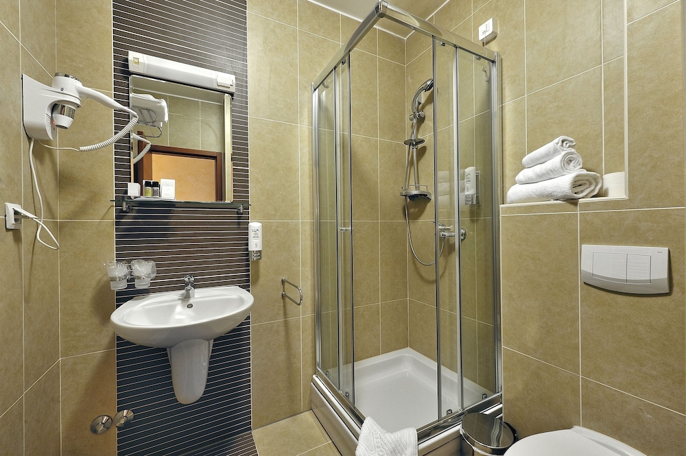 Standard Double Or Twin Room, 1 Queen Bed, Partial Ocean View photo 2