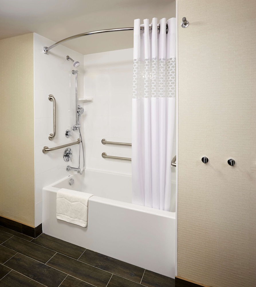 Room, 2 Queen Beds, Accessible, Bathtub photo 1