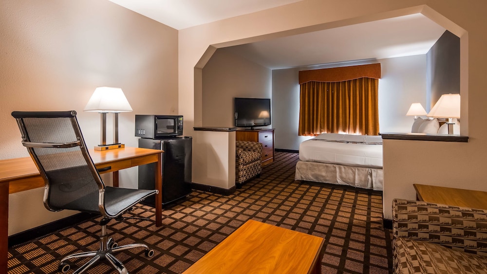 Suite, 1 King Bed, Non Smoking, Refrigerator & Microwave - Photo 1