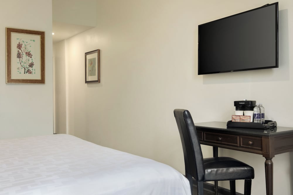 Room, 1 King Bed, Balcony - Photo 1