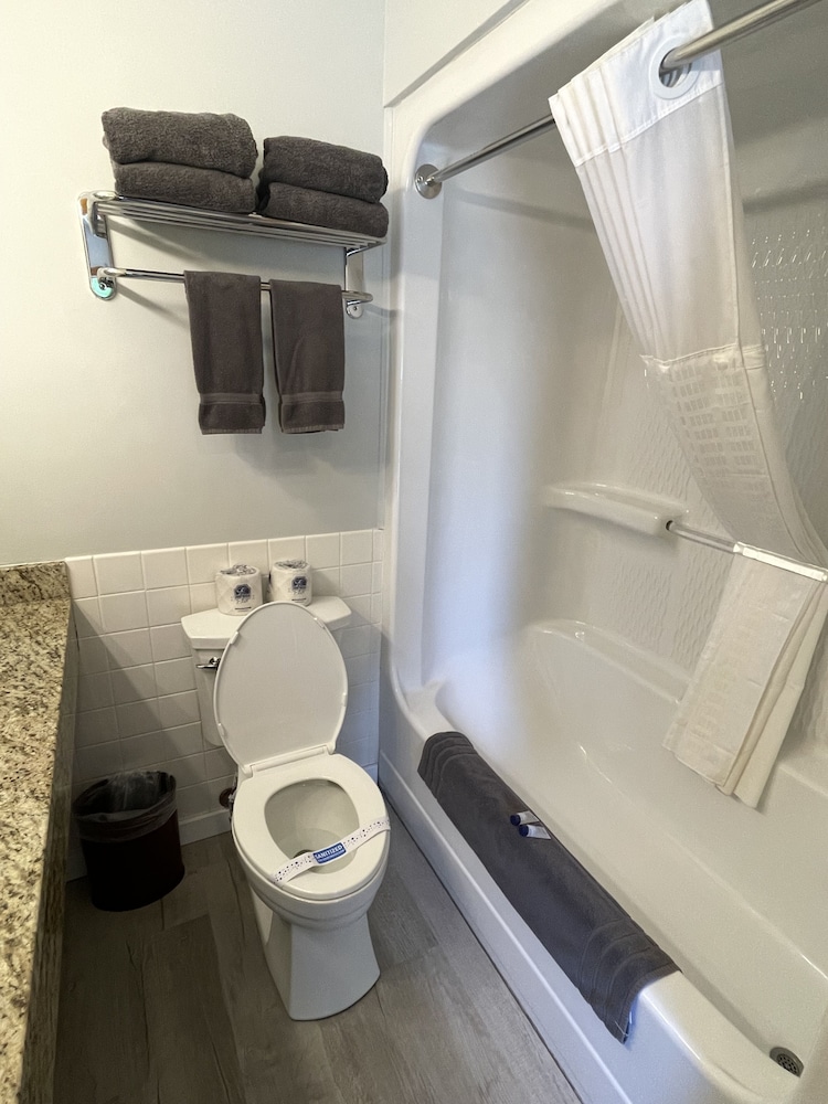 Luxury suite, 1 King Bed, Patio, Jetted Tub, Fireplace, Lake View photo 2