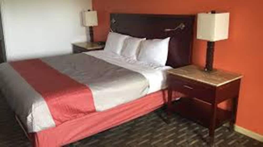 Standard Room, 1 Queen Bed, Non Smoking - Photo 3