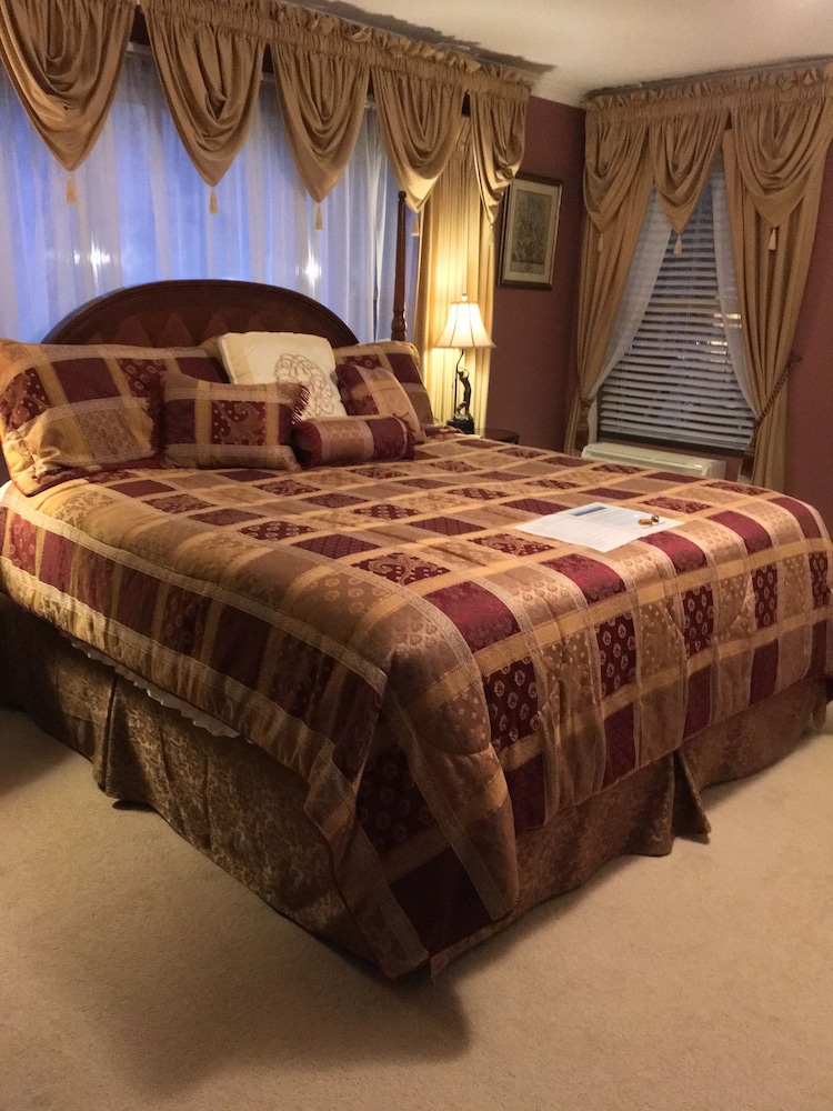 Deluxe Room, Private Bathroom (Hickory Hills Guest Room)
