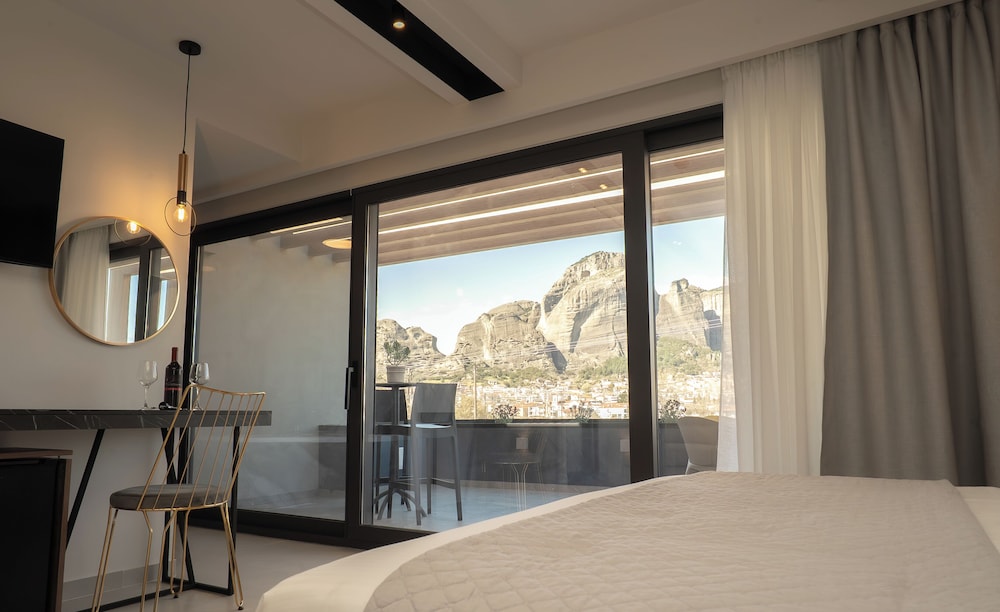 Signature Studio Suite, Hot Tub photo 3