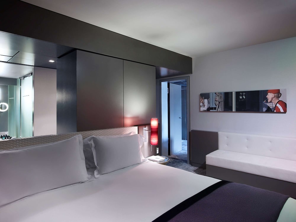 Junior Suite, 1 Queen Bed, Corner (Executive)