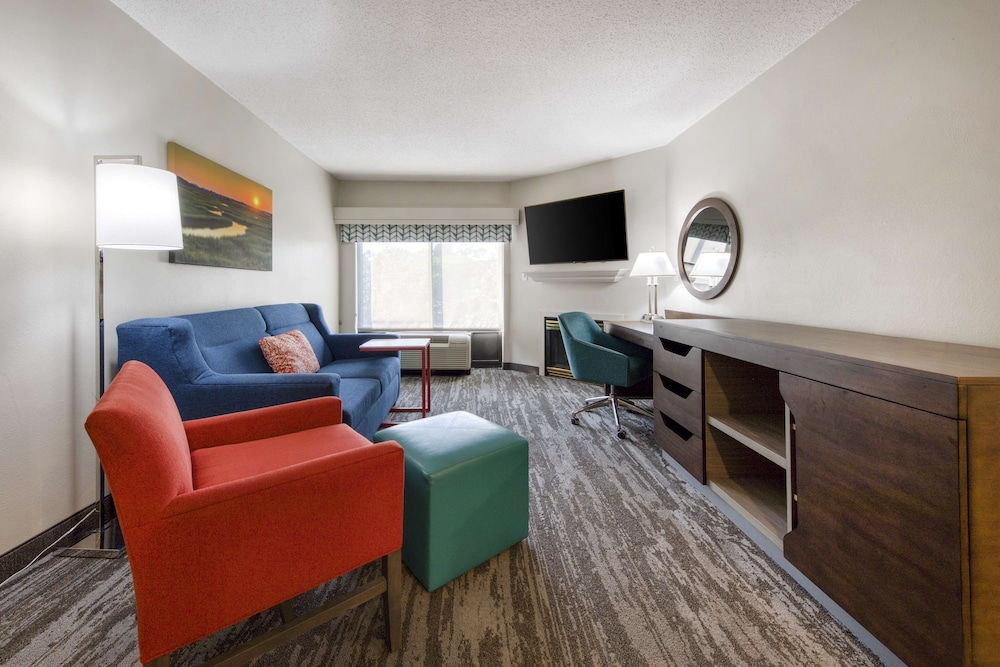 Suite, 1 King Bed, Non Smoking - Photo 4
