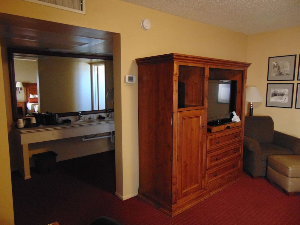 Family Suite, Multiple Beds, Non Smoking, Refrigerator & Microwave photo 2