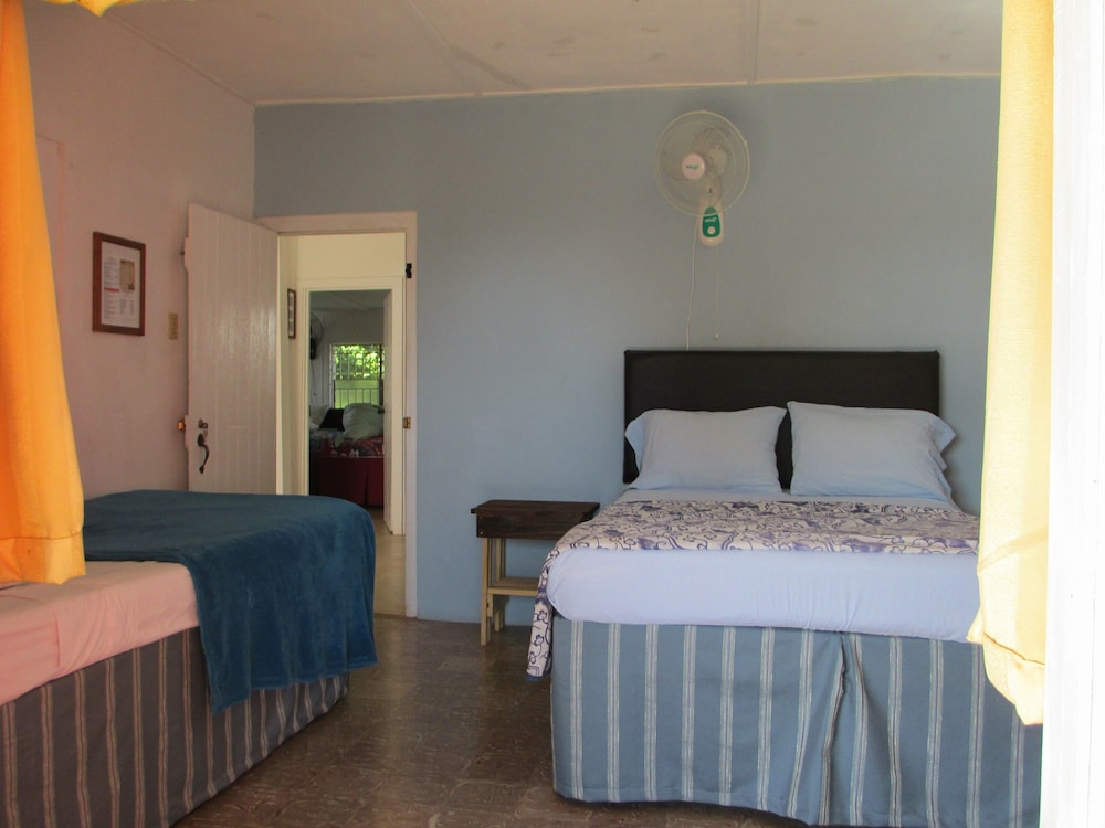 Economy Triple Room, Multiple Beds, Private Bathroom