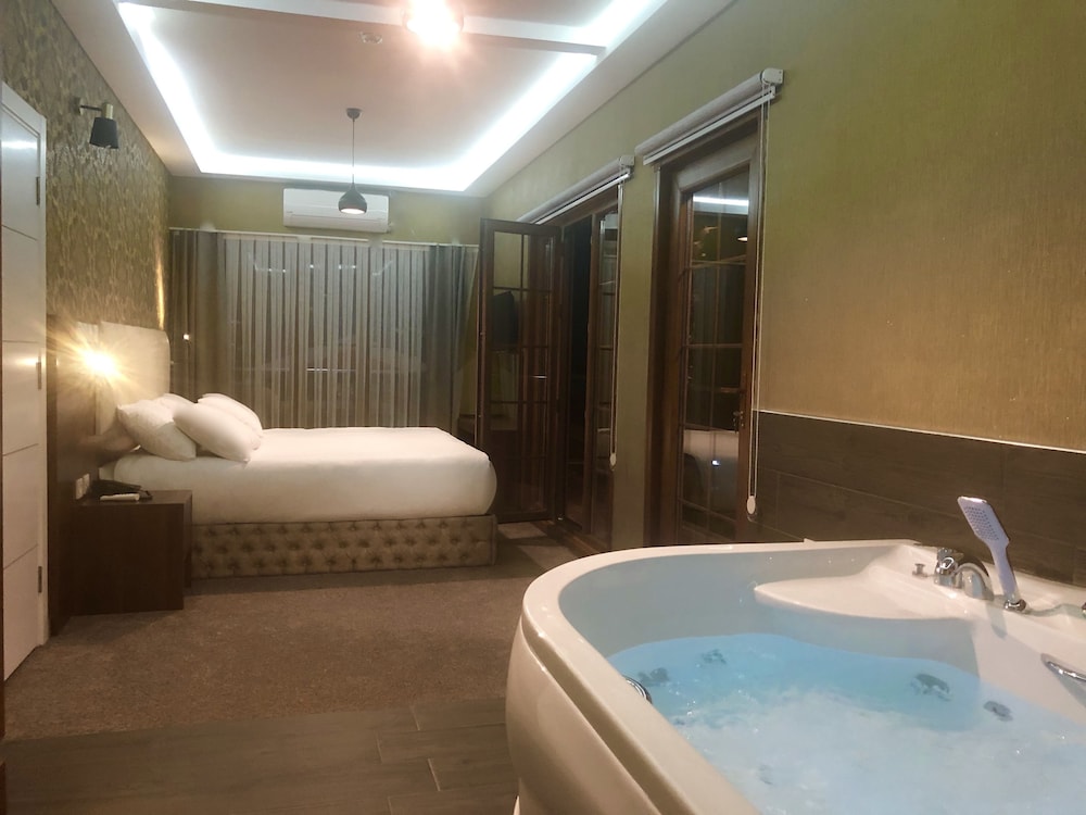 Deluxe Double Room, Jetted Tub photo 1
