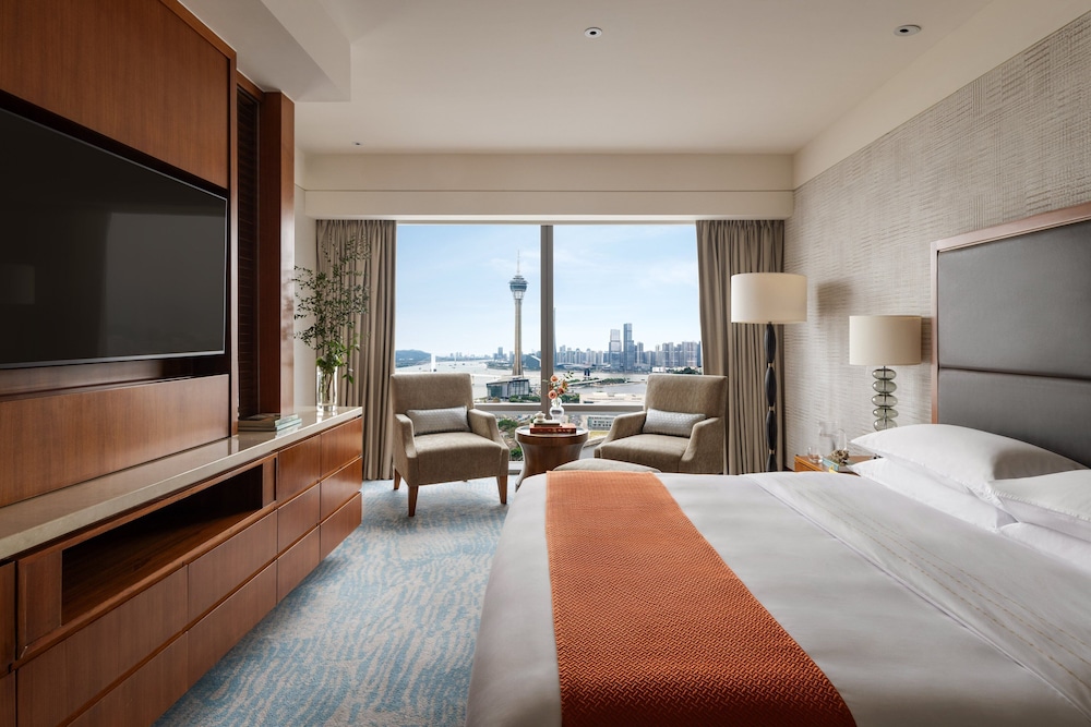 Deluxe Suite, 1 King Bed (Tower) photo 2