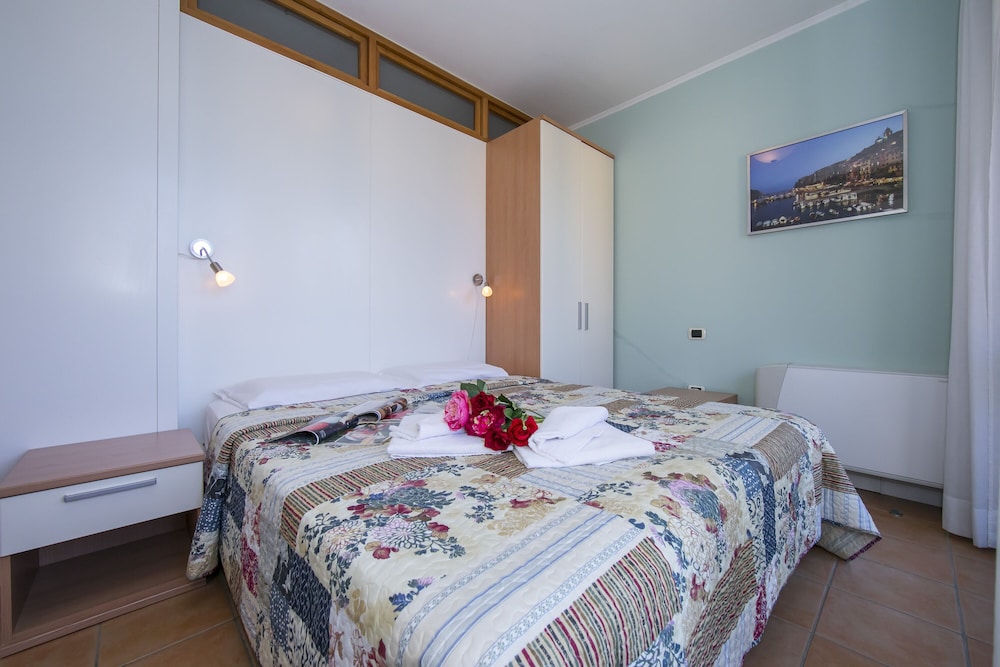 Family Apartment, 2 Bedrooms, Lakeside (Porto Letizia P6)