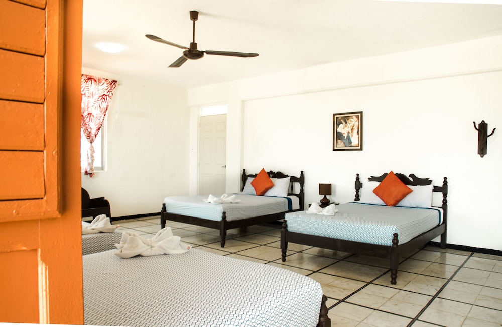 City Quadruple Room photo 3
