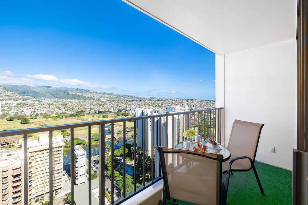 High Floor Mountain View Condo with 2 Beds and Parking: Family Apartment, 1 Bedroom, Balcony, Mountain View (0038) photo