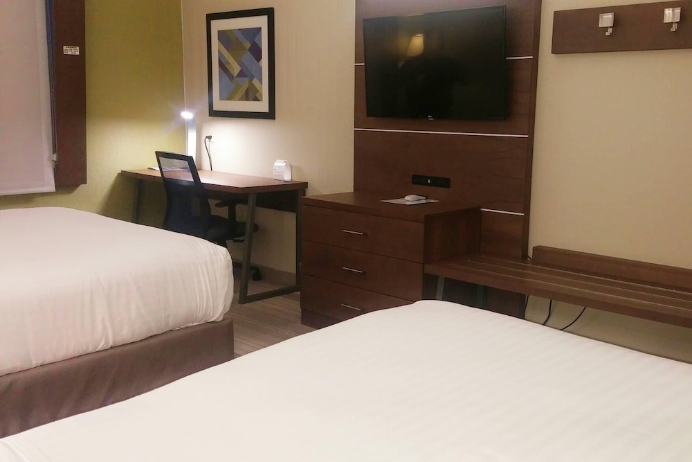 Standard Room, 2 Queen Beds, Non Smoking - Photo 2