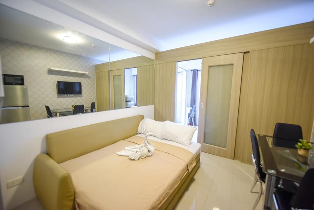 Deluxe Room, Balcony, Pool View photo 3