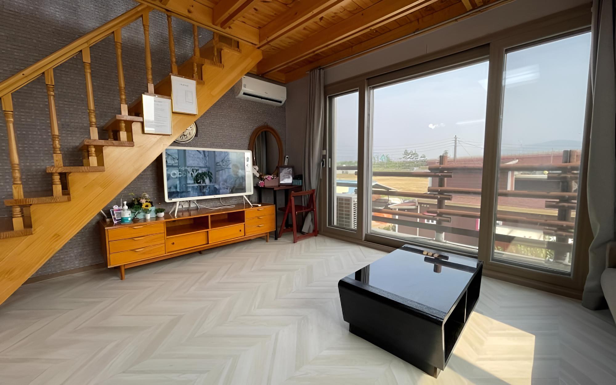 Room (Separate house)