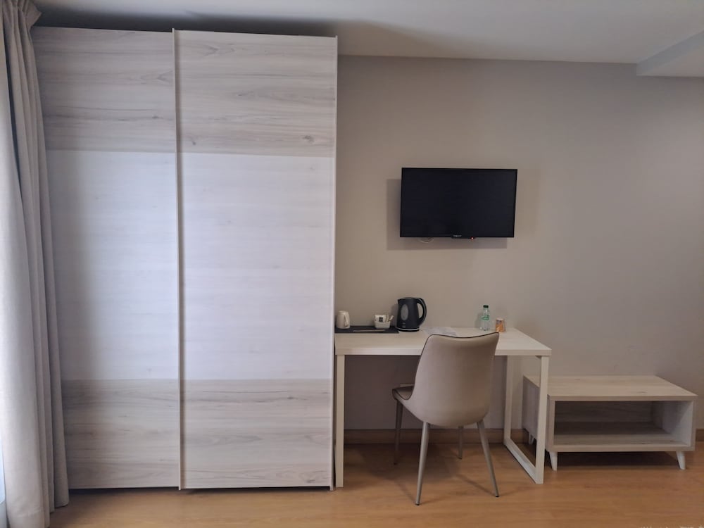 Deluxe Double Room, 1 Queen Bed, Private Bathroom - Photo 10