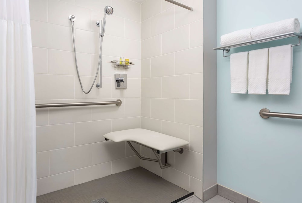Room, 1 King Bed, Accessible (Mobility & Hearing, Roll-In Shower) thumbnail 5