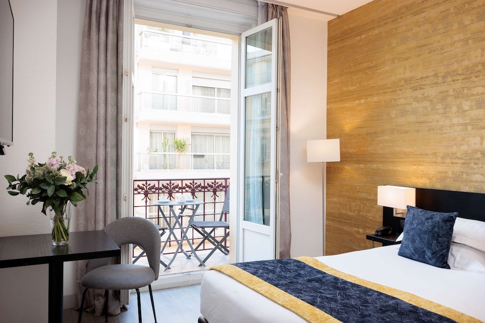 Deluxe Room, 1 King Bed, Non Smoking, Balcony (Twin bed on request) - Photo 13
