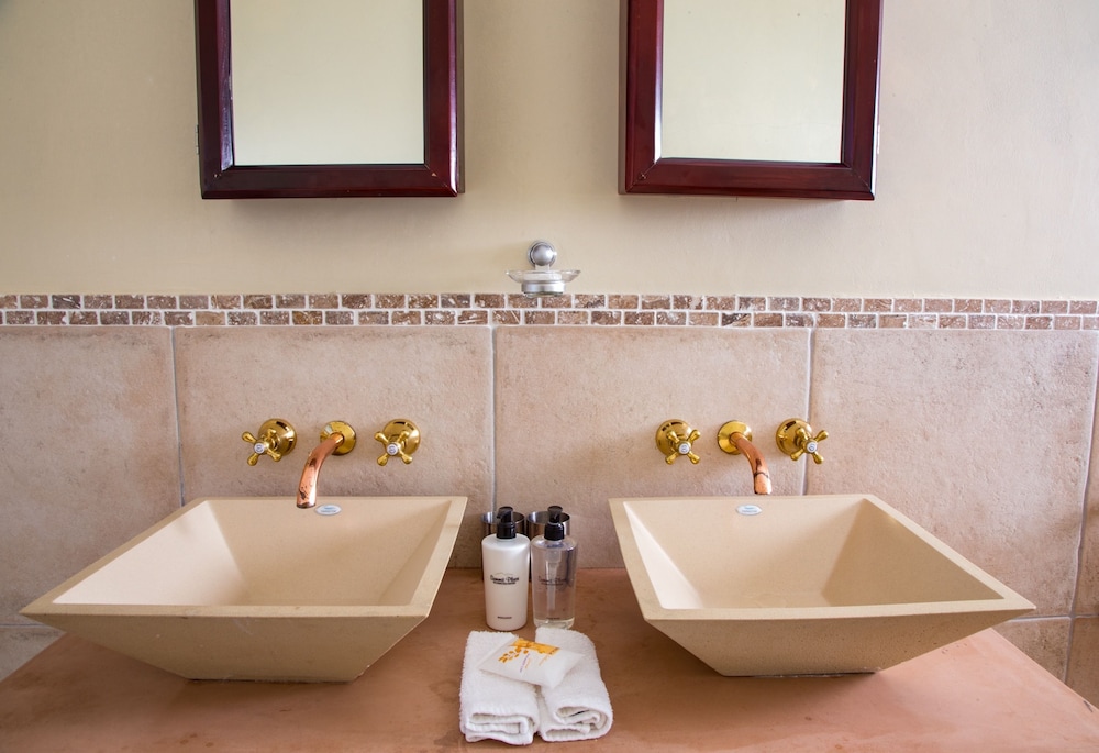 Suite, Poolside - Photo 6