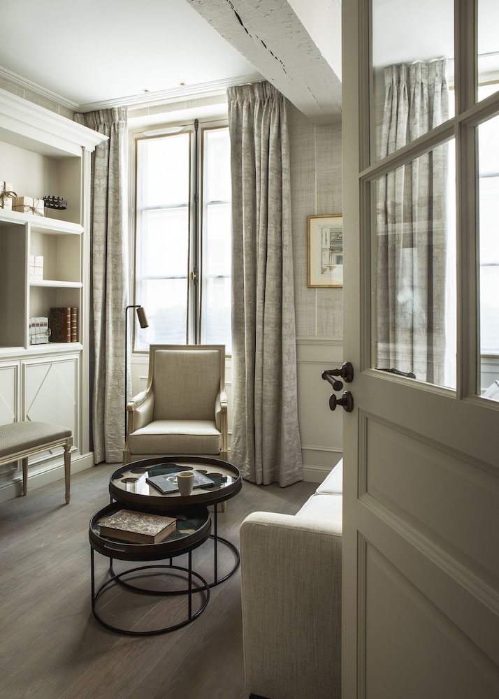 Premium Double Room thumbnail 5