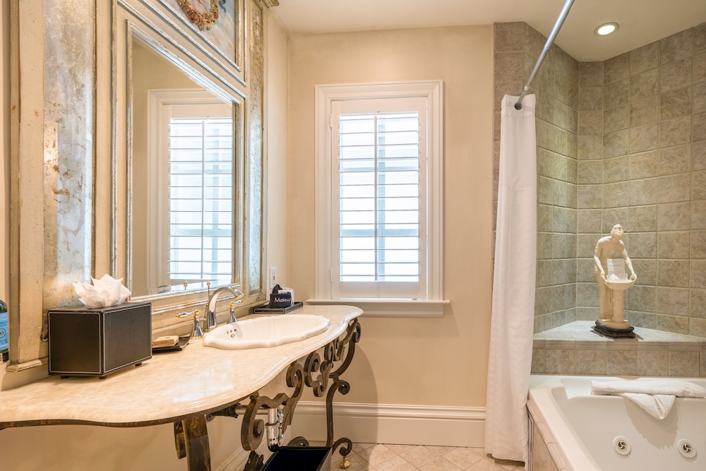 Signature Suite, 1 King Bed, Balcony - Photo 11