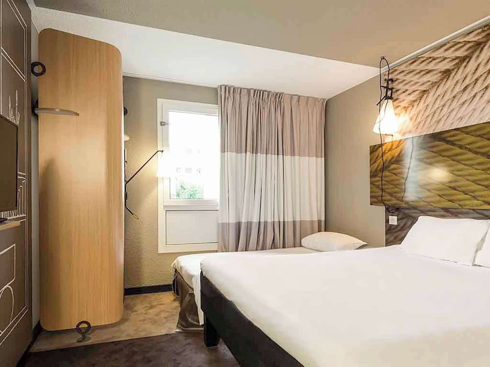 Standard Room, Multiple Beds - Photo 11
