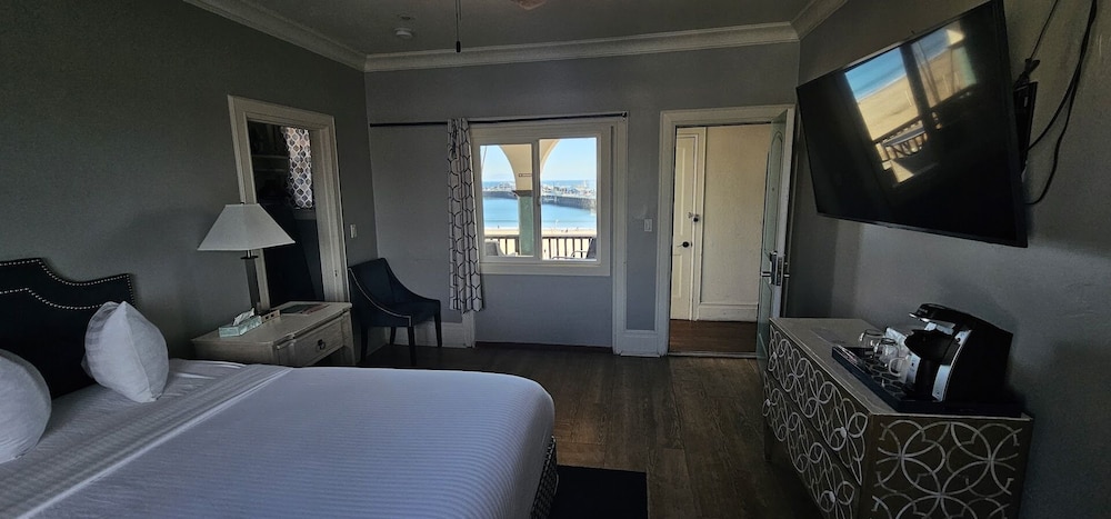 Signature King Bed, Ocean View - Photo 2