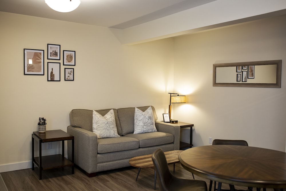 Deluxe Suite, 1 Bedroom, Non Smoking, Courtyard View photo 3