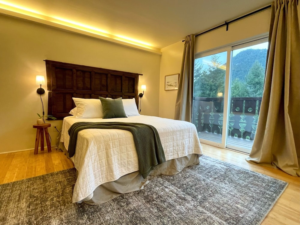 Comfort Room, 1 Queen Bed, Fireplace, Mountain View
