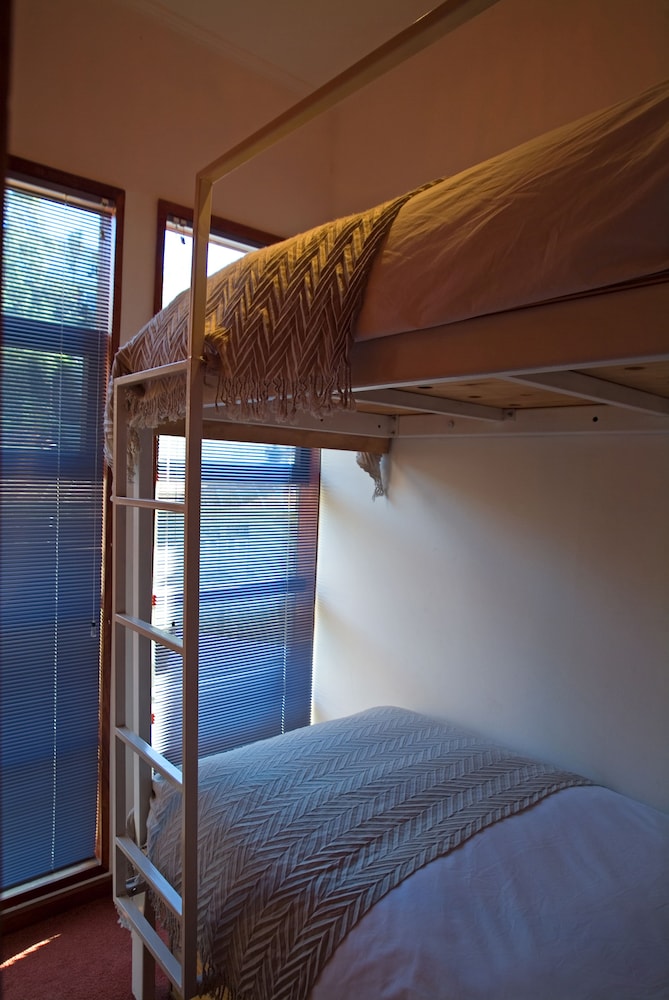 Family Room, 2 Bedrooms, Ensuite, Hill View photo 3