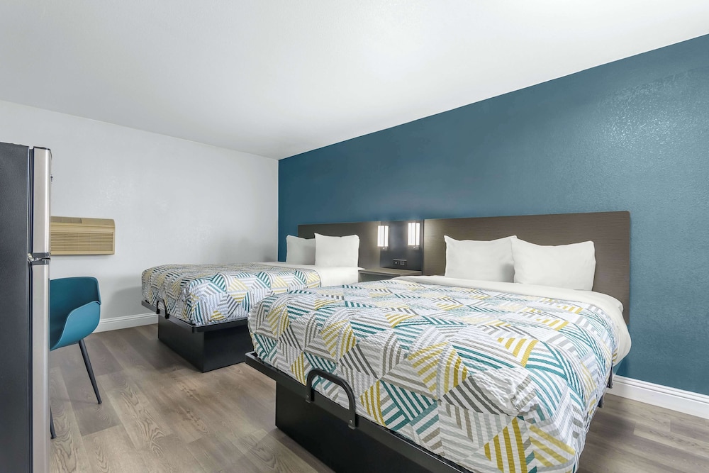 Standard Room, 2 Queen Beds, Accessible, Non Smoking - Photo 2