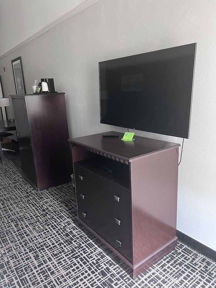 Room, 1 Bedroom, Accessible, Smoking (Mobility/Hearing, Bathtub w/Grab Bars)