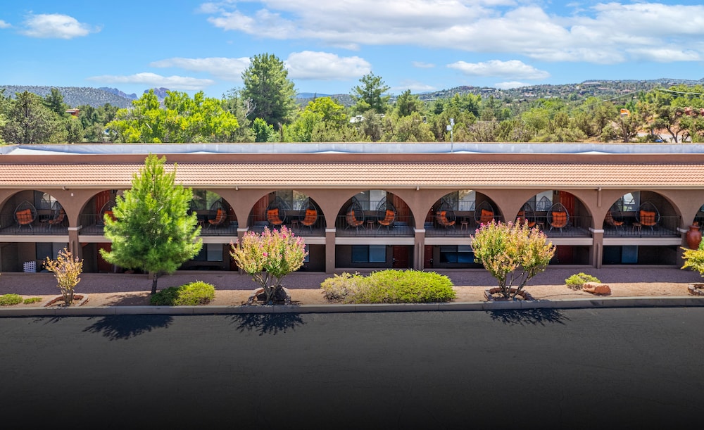 Deluxe Room, 1 King Bed, Patio, Mountain View - Photo 8