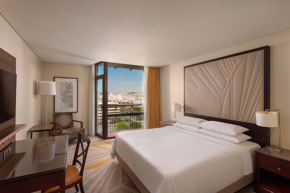 Comfort Room, 1 King Bed (Pool View) - Photo 2
