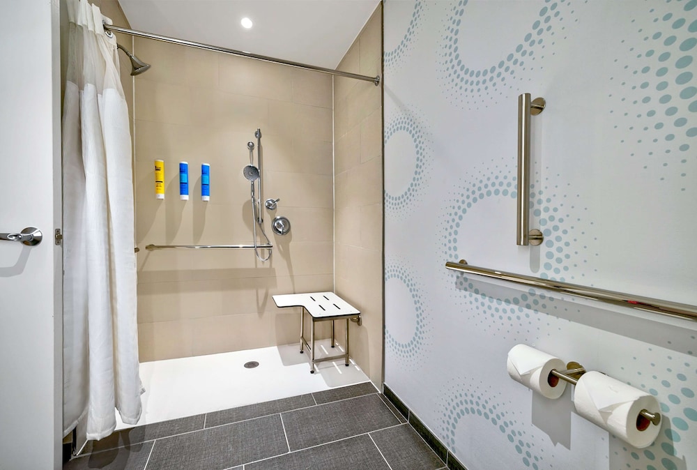 Room, 1 King Bed, Accessible (Mobility & Hearing, Roll-In Shower) - Photo 12