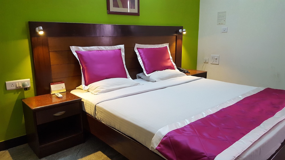 Standard Room, 1 Queen Bed, Ensuite photo 1