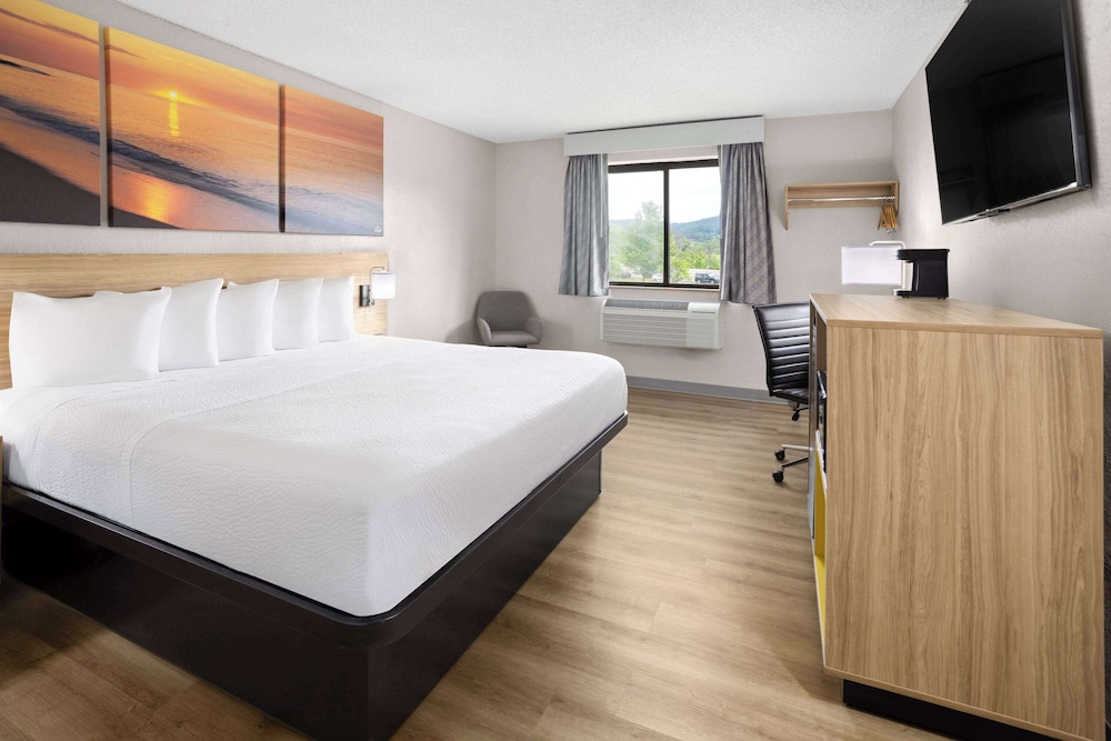Standard Room, 1 King Bed - Photo 1