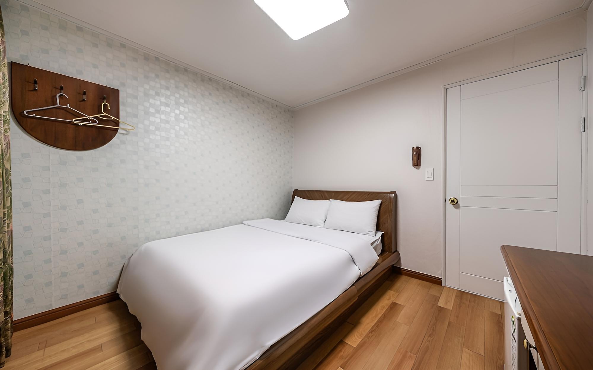 Room (Standard Room) - Photo 1